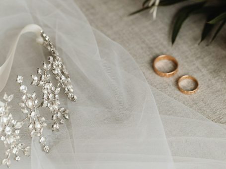 Elegant wedding veil, tiara and wedding rings